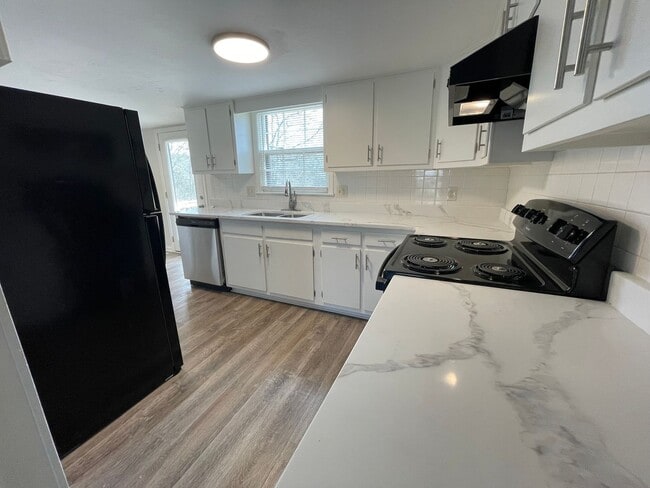 Building Photo - Renovated 3/2.5 House in Chieftain Hills- ...