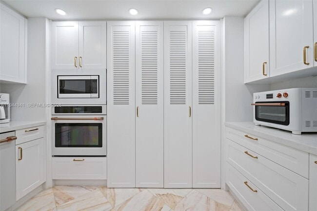 Building Photo - 10155 Collins Ave