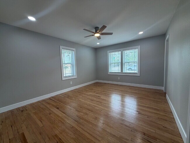 Building Photo - Fully renovated 2 bed 2 bath in the Medical District