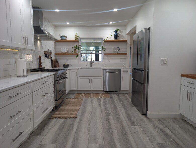 Gourmet Kitchen - 4440 Saxon Dr