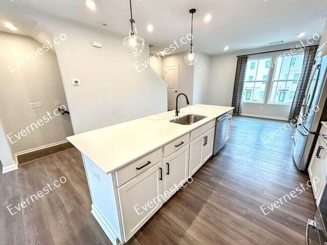 Building Photo - Spacious & Bright 3-Bedroom Townhome with ...