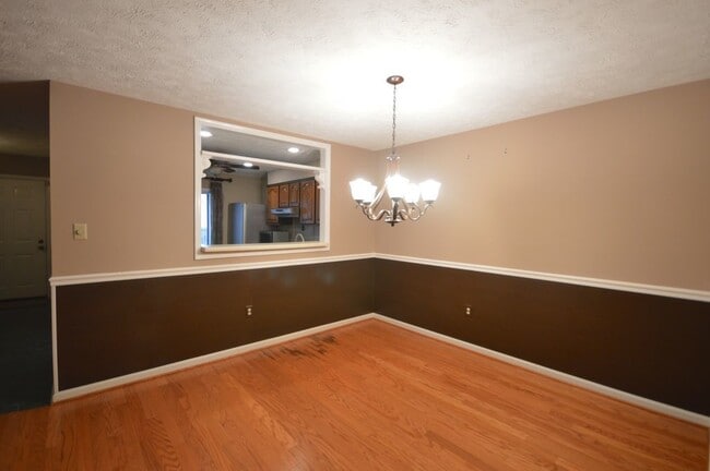 Building Photo - Updated Terrace Level 2 BR/ 2 BA Condo in ...