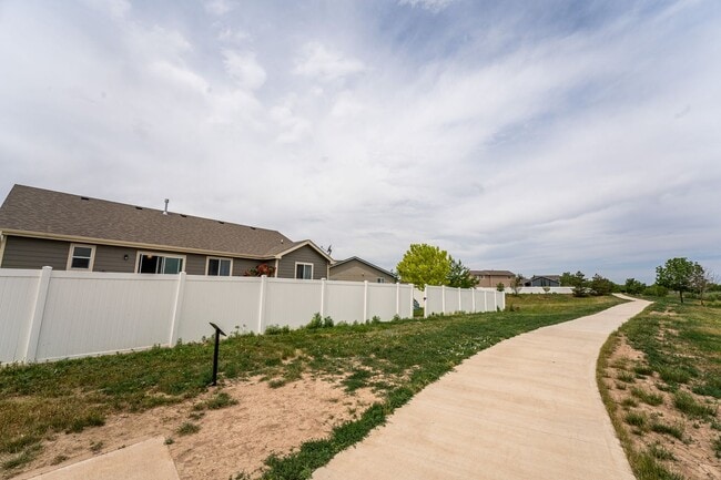 Building Photo - Beautiful 3 Bedroom, 2 Bathroom Ranch – Available Early April!