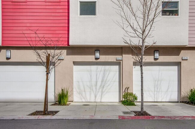 Building Photo - Exquisite 3 bedroom 3 bathroom home in San Jose Blossom Hill area!