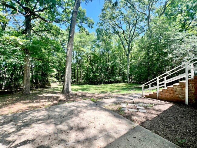 Building Photo - SPACIOUS 4 BEDROOM CLOSE TO MATTHEWS!