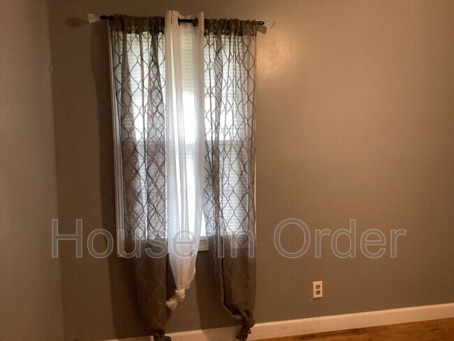 Building Photo - 64 Valentine St