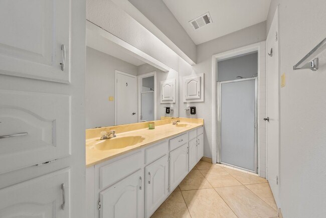 Building Photo - Stylish 3-Bed Home with Pool Access, Fenced Yard, and Garage — North Hills Village, San Antonio