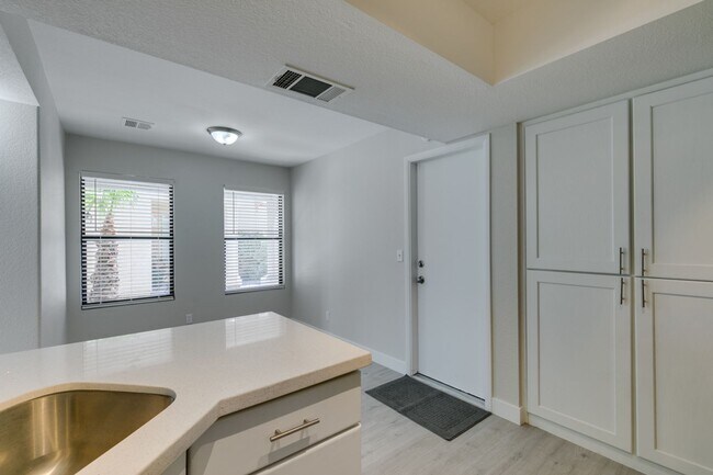 Building Photo - Great 3 bedroom home in South Shore!!