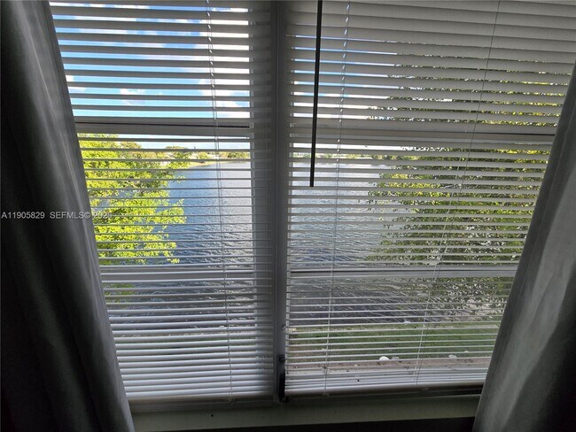 Building Photo - 251 NE 187th St