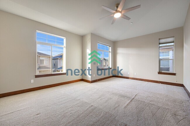 Building Photo - Charming 3-Bed, 2.5-Bath Haven with 1997 Sq Ft in Renton, WA!