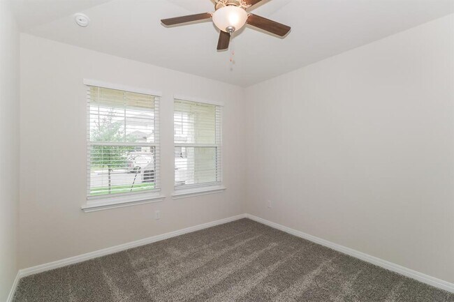 Building Photo - 117 Sun Grove Trl