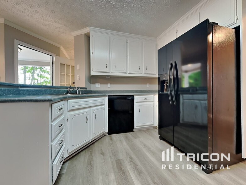 Building Photo - 40 Fair Ridge Ct