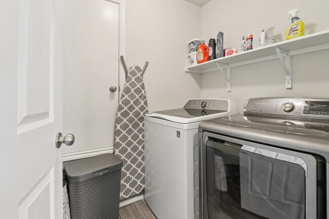 Building Photo - 475 Grenada Lk Dr