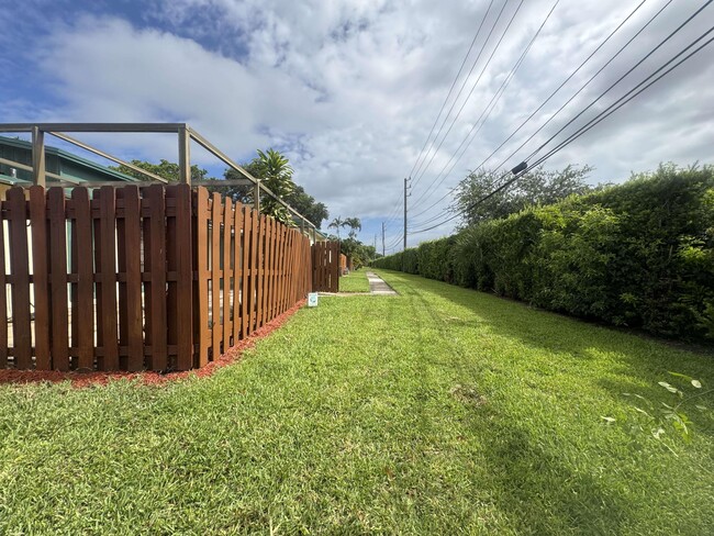 Building Photo - 1047 Manor Dr