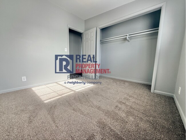 Building Photo - 5 bed 2 bath house - 1 car garage - pet friendly