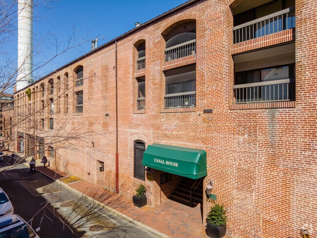 Building Photo - Canal House
