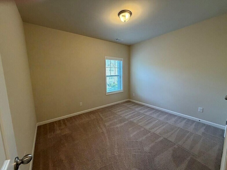 Building Photo - 2568 Village Park Bend