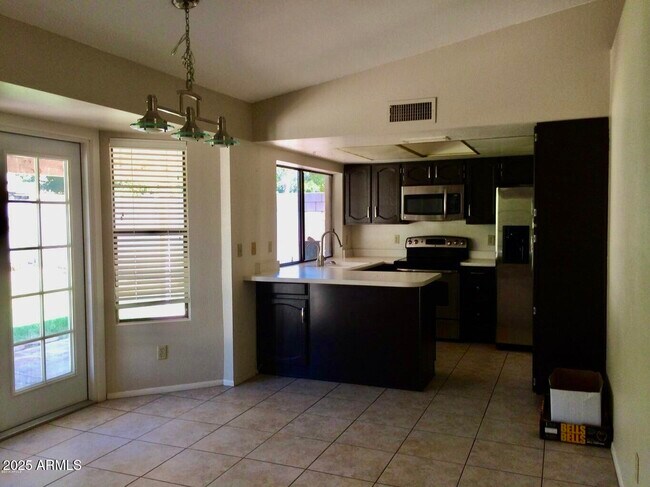 Building Photo - 8878 E Sheena Dr
