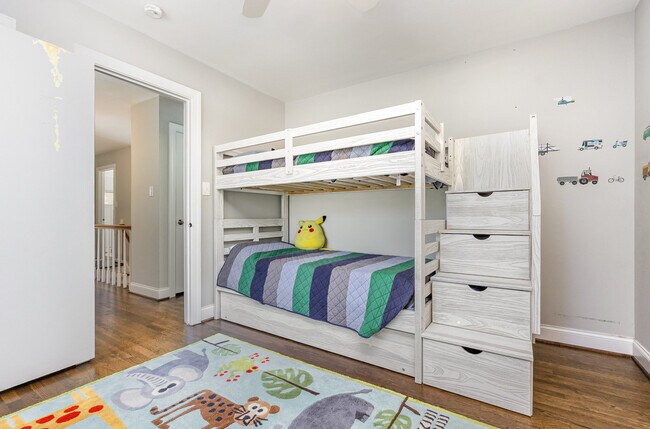 Building Photo - 4901 Stonehill Dr