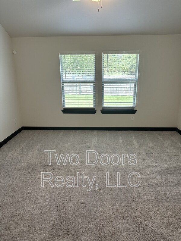 Building Photo - 2229 Roca Dr