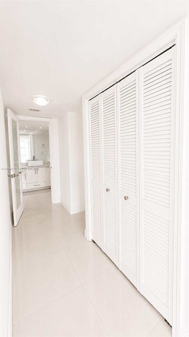 Building Photo - 6039 Collins Ave