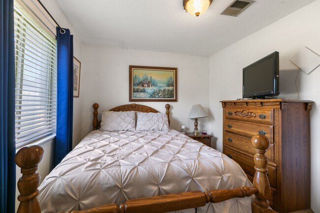 Building Photo - 812 Coolidge St