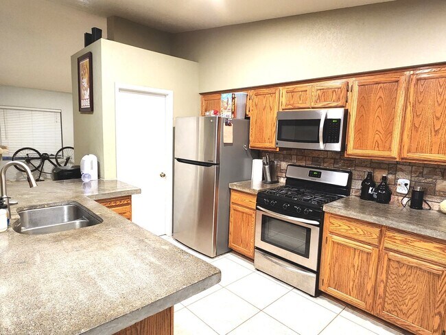 Building Photo - 4 bedroom, 2 bath in Ocotillo subdivision