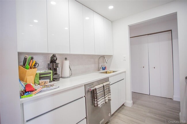 Building Photo - 230 W Broadway