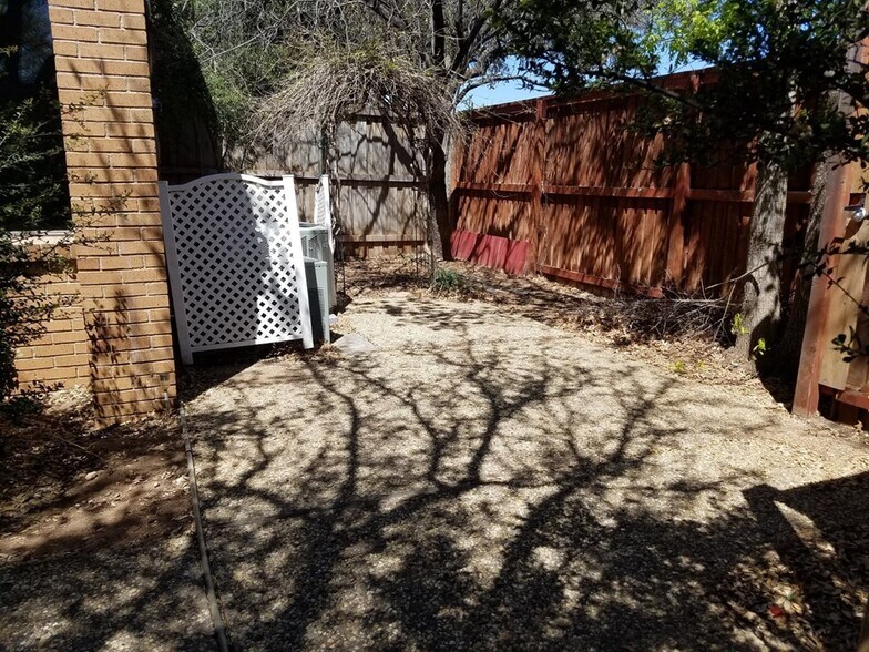 Building Photo - 1400 Pebble Ct