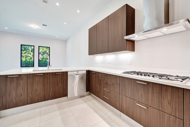Building Photo - 5928 Brookfield Cir