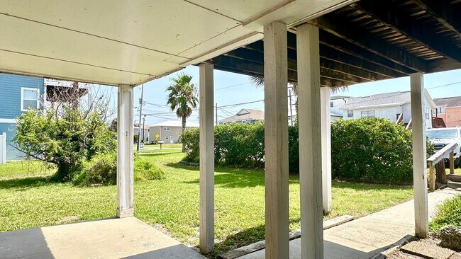Building Photo - 1/2 Block  to the Beach & Main Beach Park!