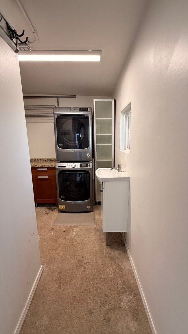 Building Photo - Mountain Views and Huge Yard