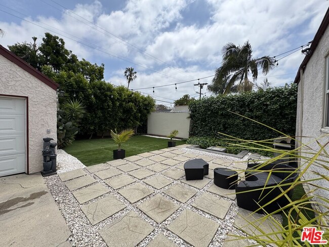 Building Photo - 1344 S Curson Ave