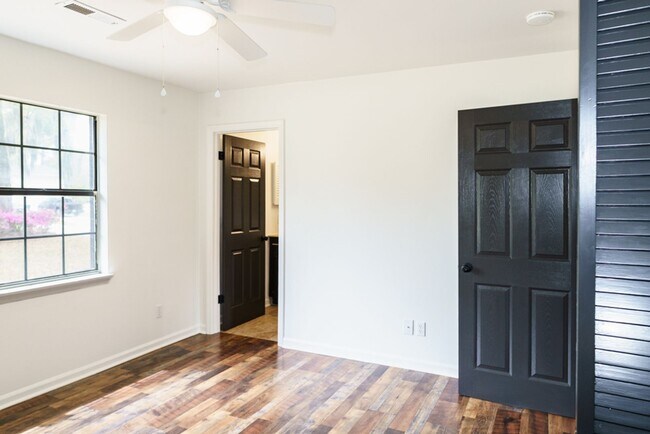 Building Photo - 3BR Home in Shell Point – Sunroom | Garage | Prime Location