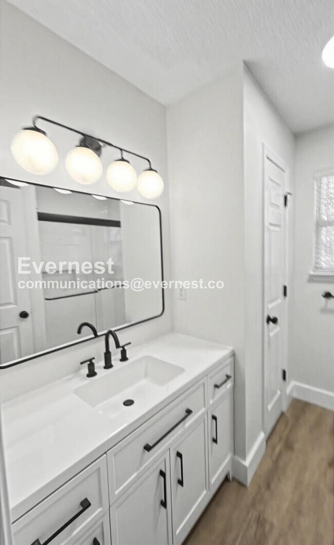 Building Photo - 3 Bed/2.5 Bath Home with Garage / Pet-Friendly / Vouchers Accepted / Available Now!