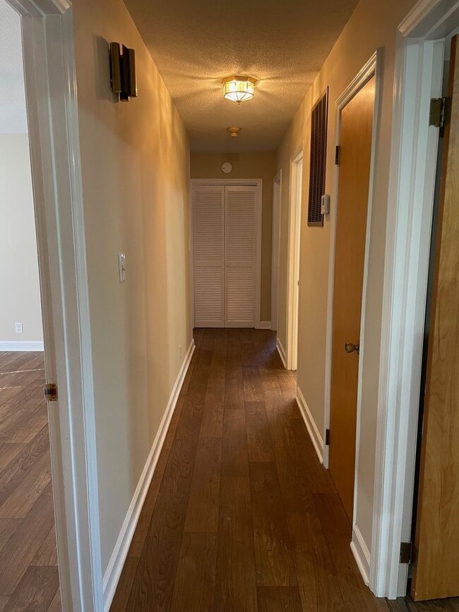 Building Photo - 2-3 BED, 1.5 BATH BRICK HOME