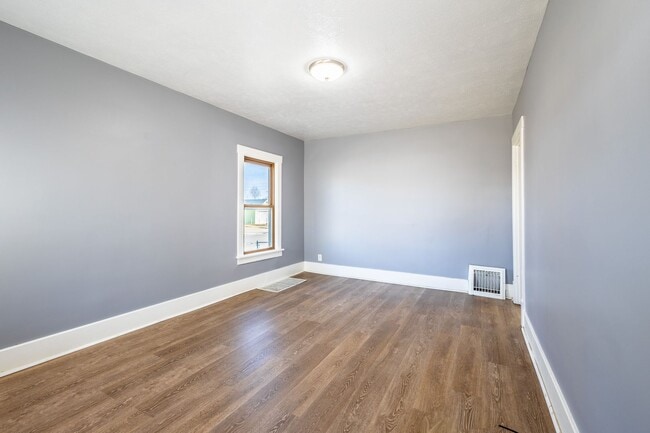 Building Photo - Updated 2 Bed/1 Bath Home with Spacious Detached Garage.