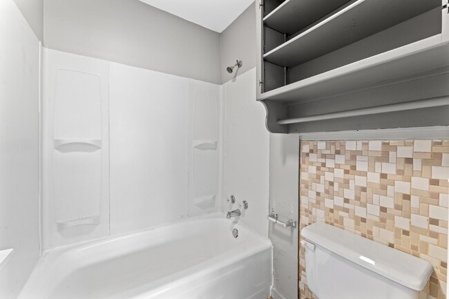 Building Photo - COMING SOON!! Charming 2-Bedroom Haven in Kansas City Northland!