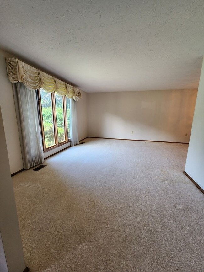 Building Photo - Spacious 3 Bedroom 3 Bathroom Home For Ren...