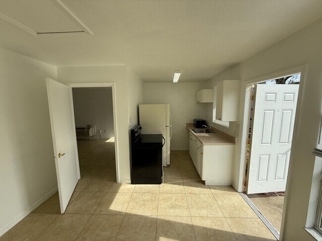 Building Photo - 316 Mango Dr