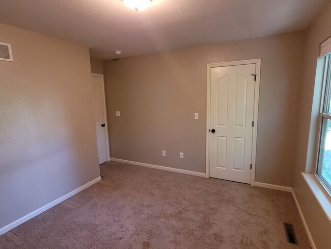 Building Photo - 3 Bedroom 2.5 Bathroom Home