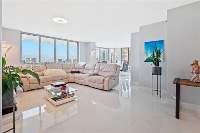 Building Photo - 3600 Mystic Pointe Dr