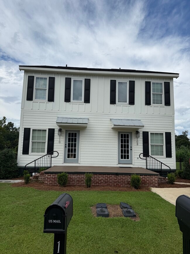 Building Photo - 102 Pine St