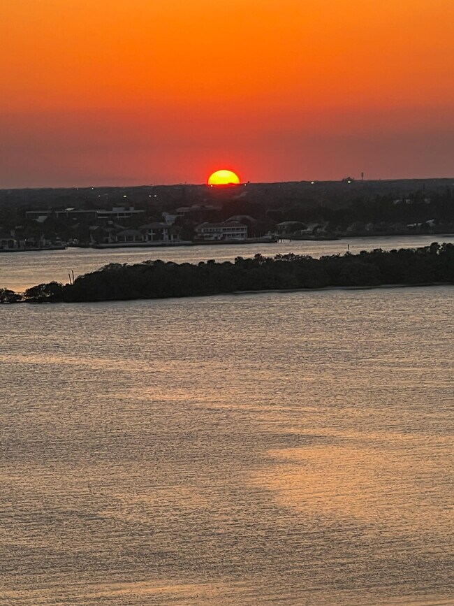 Building Photo - 5420 N Ocean Dr