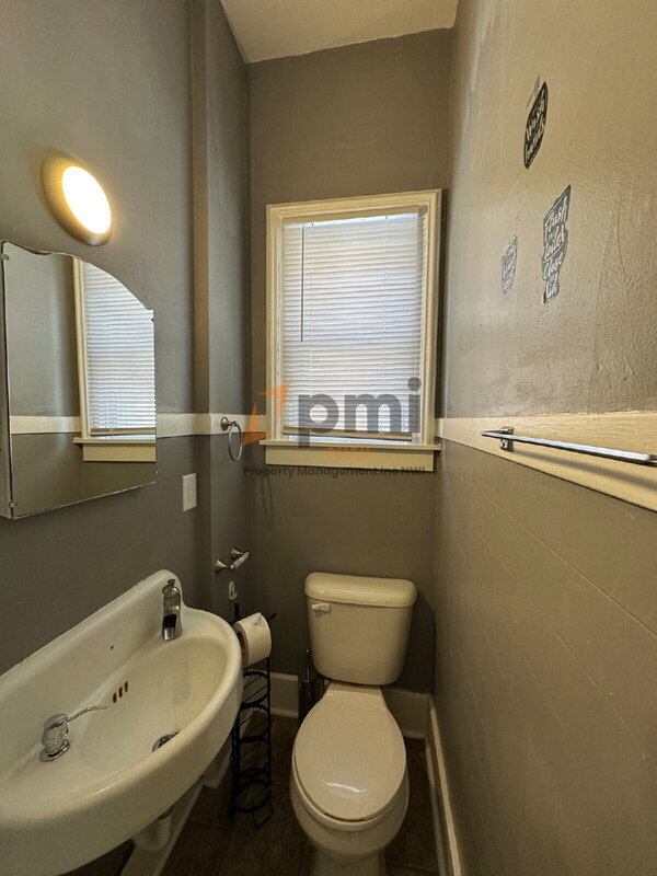 Building Photo - 912 Chicago St