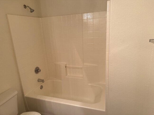 Building Photo - 3 Bedroom Townhouse!! in Gated Community!!...