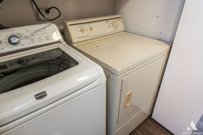 Building Photo - Beautiful Townhouse In Naperville