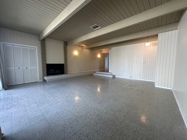 Building Photo - 3169 S Bentley Ave