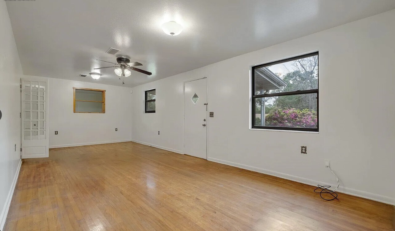Living room 2 - 1927 Grimes Ln