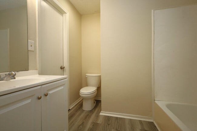 Building Photo - 2820 Kirkwood Cir